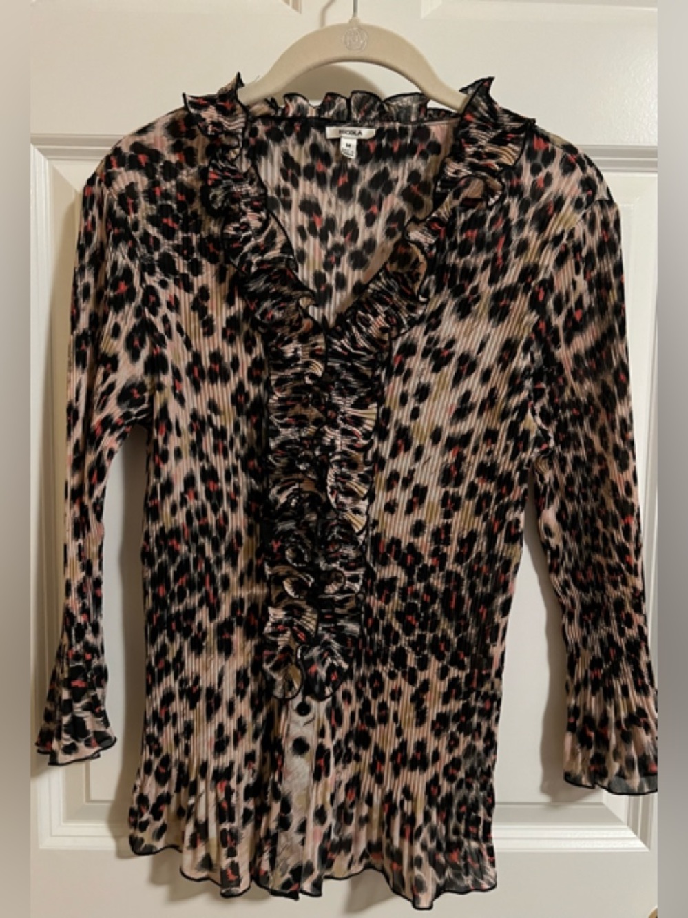 EUC Nicola fun leopard print top. Size M